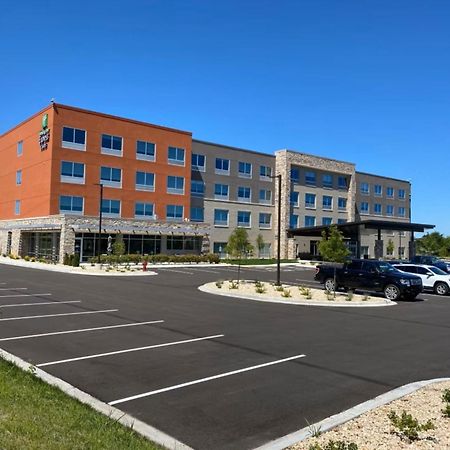 Holiday Inn Express & Suites - Madison West - Middleton By Ihg Экстерьер фото