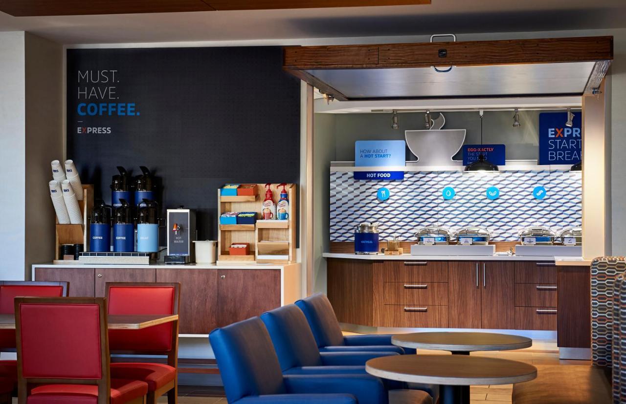 Holiday Inn Express & Suites - Madison West - Middleton By Ihg Экстерьер фото