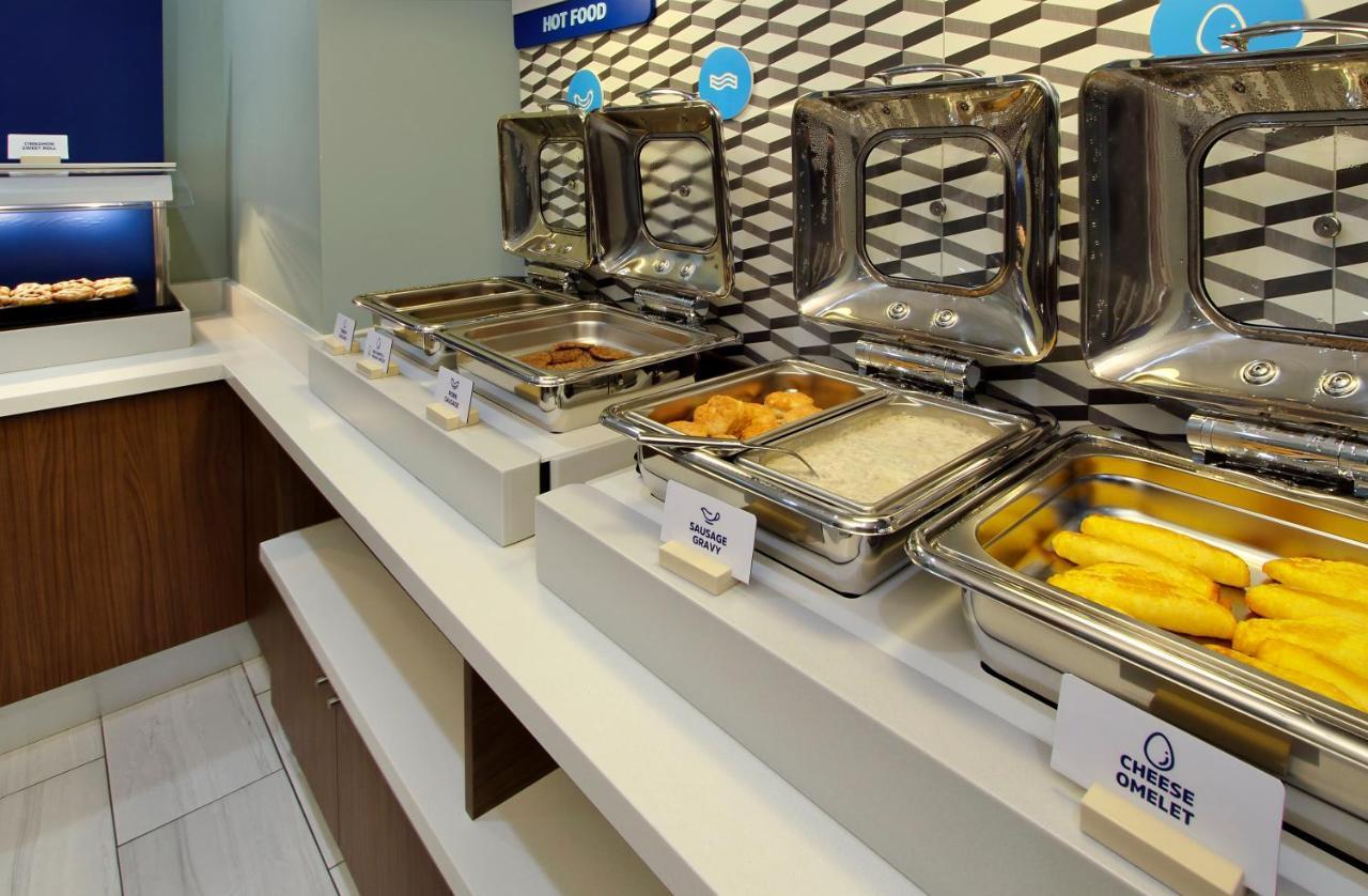 Holiday Inn Express & Suites - Madison West - Middleton By Ihg Экстерьер фото