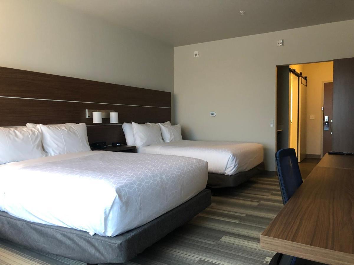 Holiday Inn Express & Suites - Madison West - Middleton By Ihg Экстерьер фото