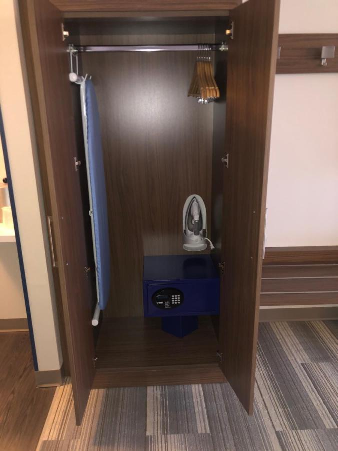 Holiday Inn Express & Suites - Madison West - Middleton By Ihg Экстерьер фото