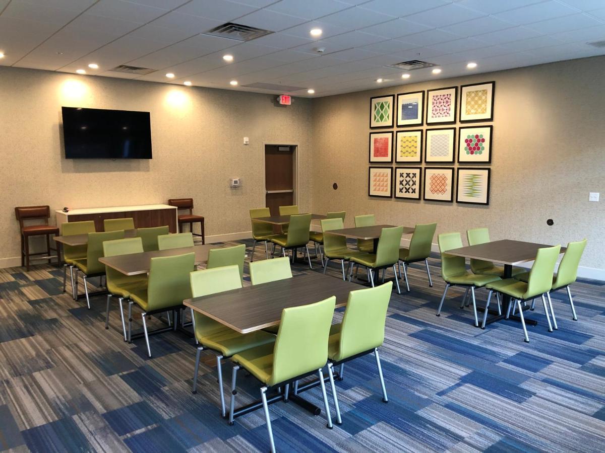 Holiday Inn Express & Suites - Madison West - Middleton By Ihg Экстерьер фото