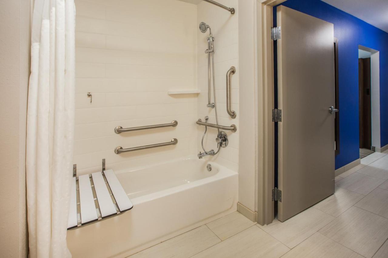Holiday Inn Express & Suites - Madison West - Middleton By Ihg Экстерьер фото