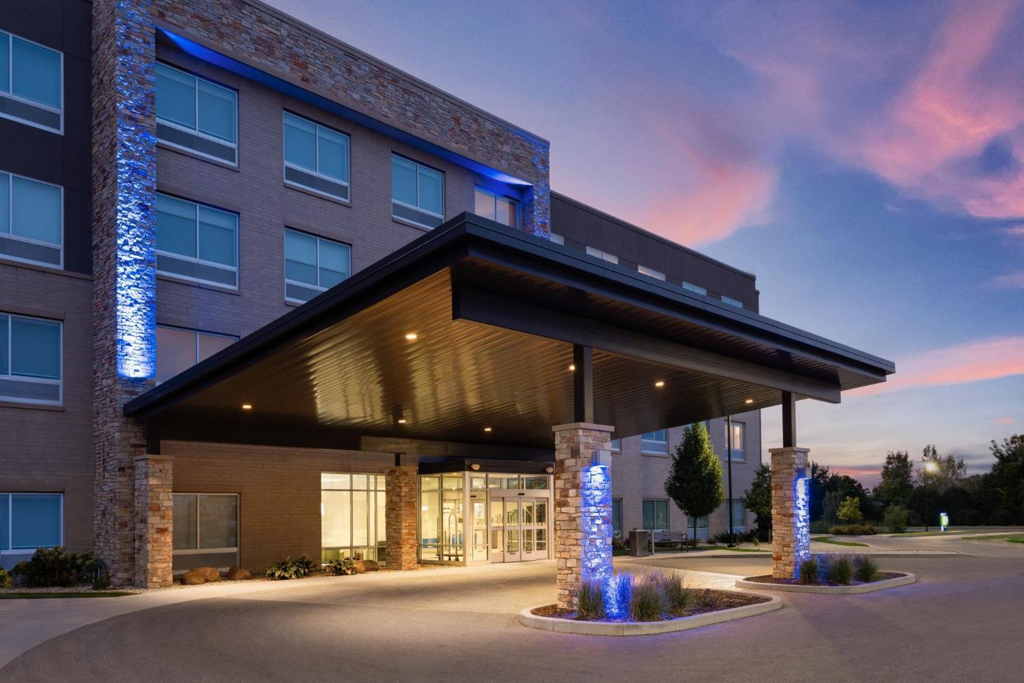 Holiday Inn Express & Suites - Madison West - Middleton By Ihg Экстерьер фото