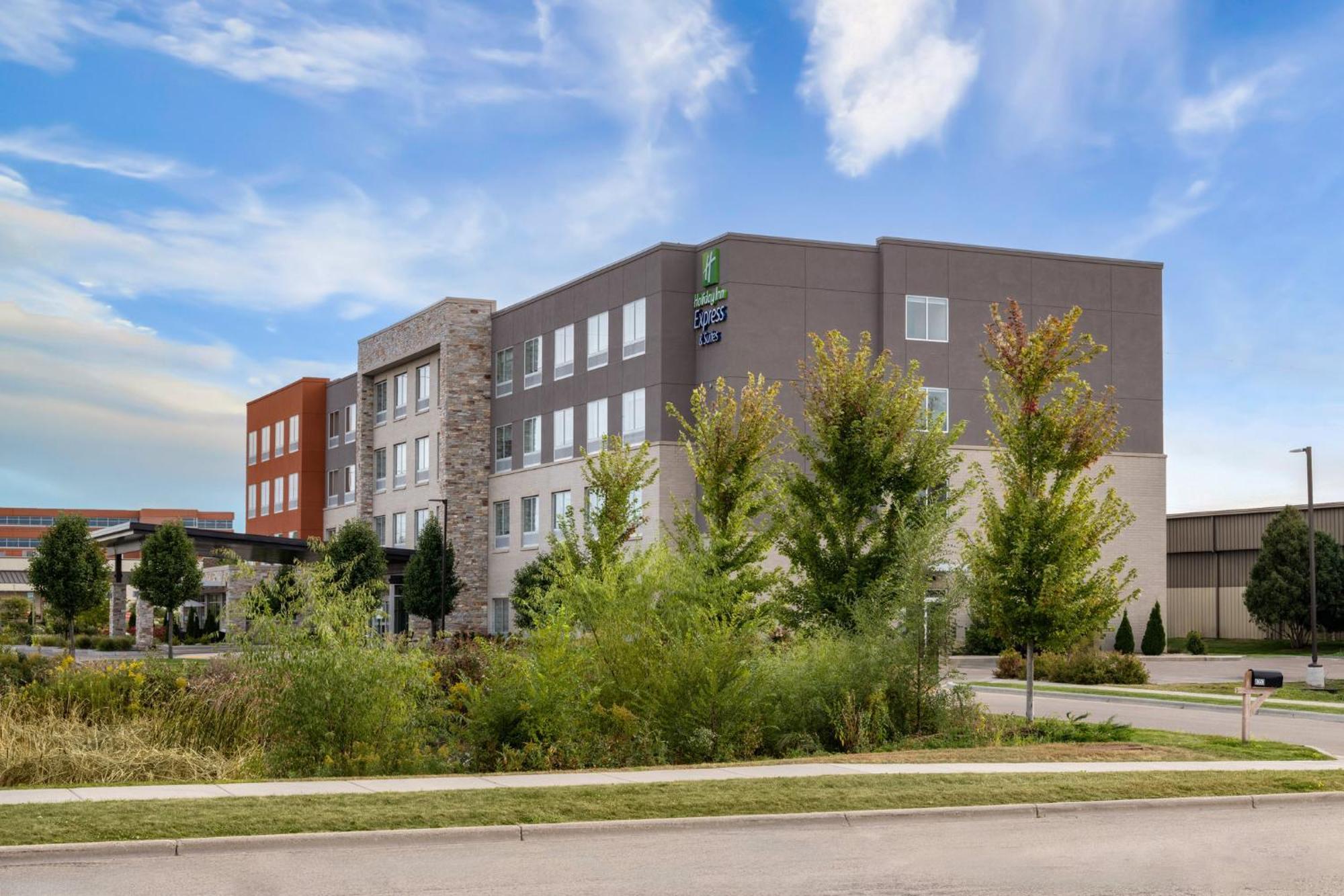 Holiday Inn Express & Suites - Madison West - Middleton By Ihg Экстерьер фото